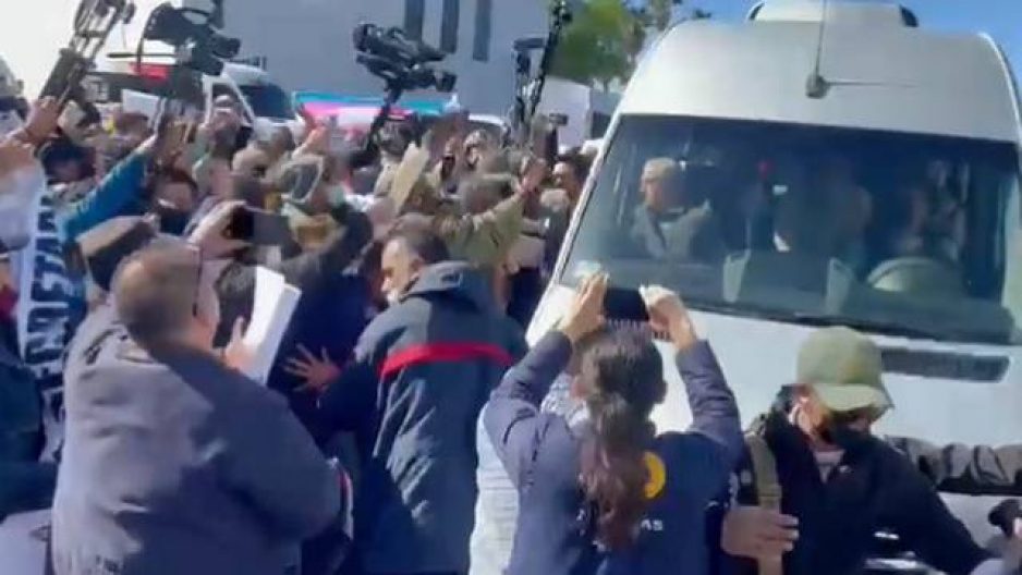 Manifestantes interceptan a AMLO en Tijuana