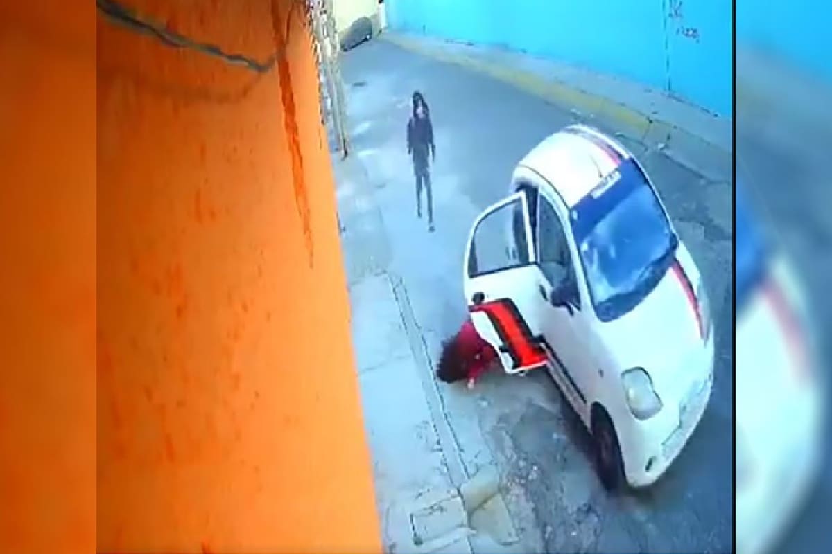 Mujer es asaltada y arrojada desde un taxi en movimiento