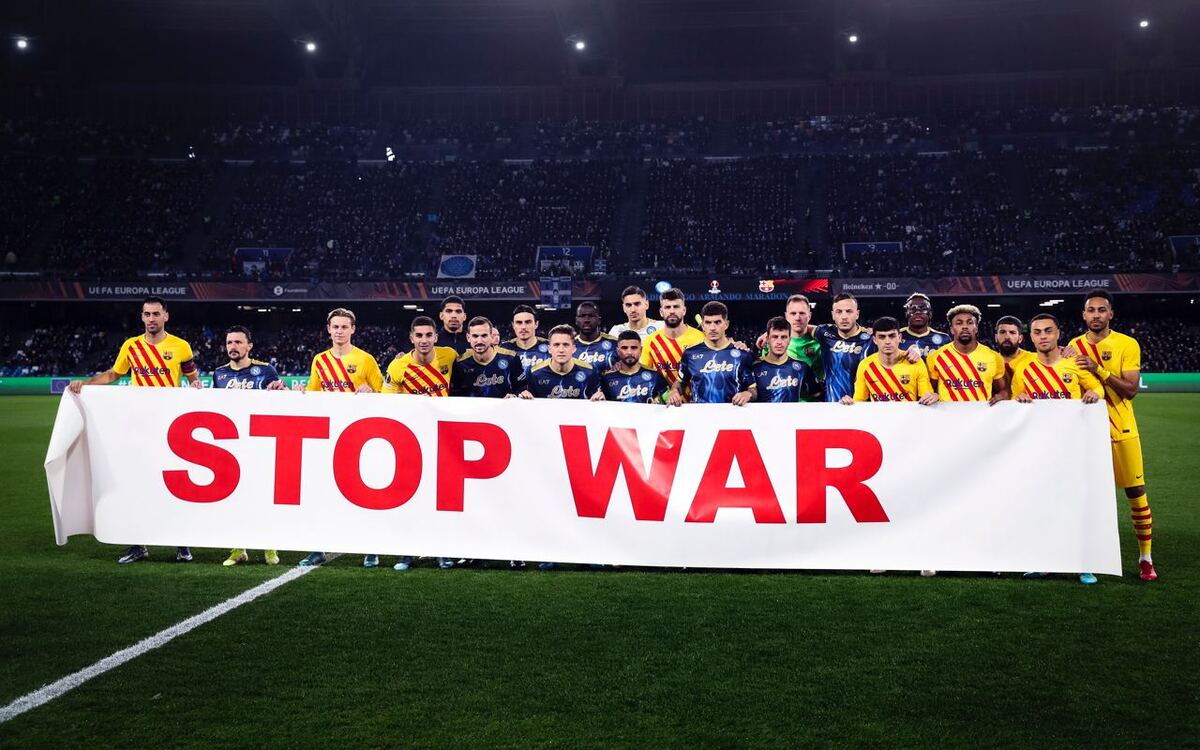 Nápoles y Barça protestan en la Europa League por la guerra entre Rusia y Ucrania