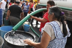 En Iztapalapa, el agua potable de las pipas tiene mal olor y un color amarillento, denuncian los vecinos
