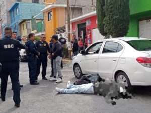 Policía abate a ladrón que intentó robarle su auto en Iztapalapa
