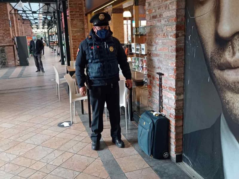 Policía devuelve maleta con 30 mil pesos