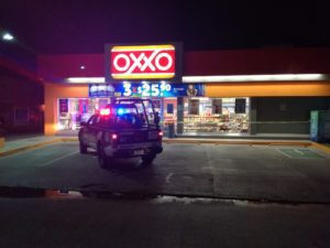 Policías de la CDMX frustran asalto a un OXXO #VIDEO