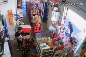 Sujeto le roba su bicicleta a un niño cuando éste compraba en la tienda #VIDEO