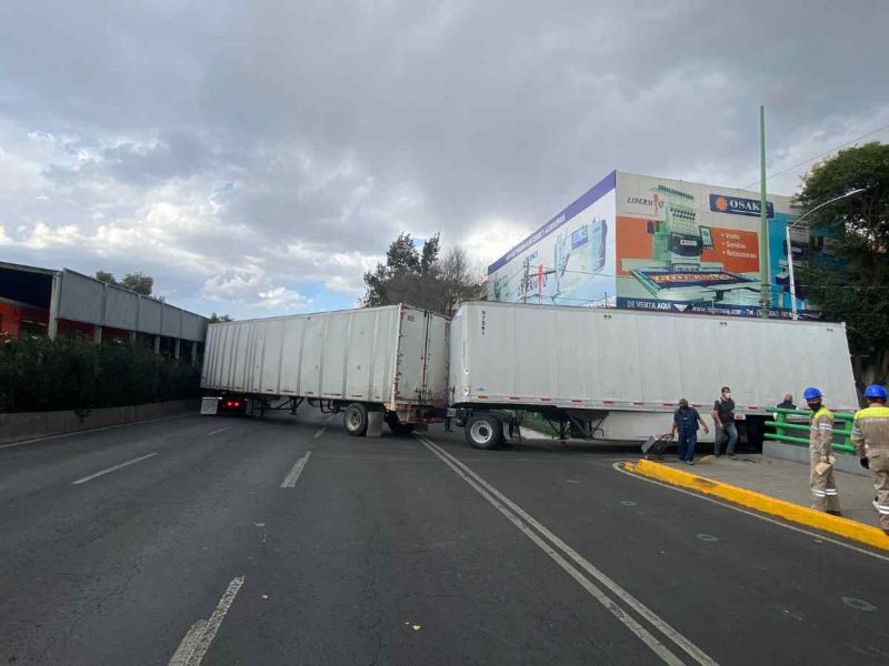 Tráiler atorado en Calzada San Antonio Abad