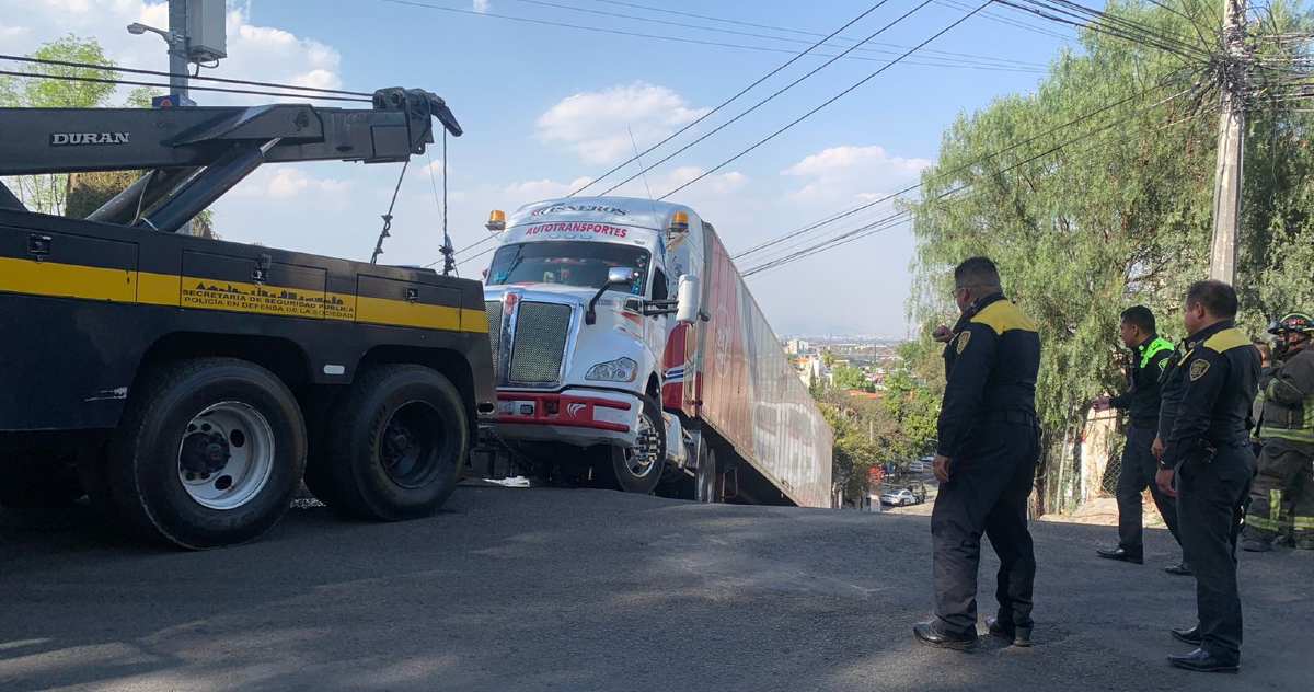 Tráiler varado en una pendiente de la alcaldía Tlalpan