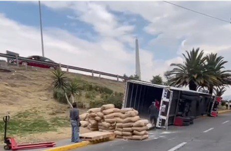 Tráiler volcado en Tlalnepantla, Edomex