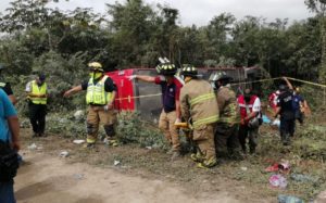 Volcadura de autobús en la Mérida-Cancún deja 8 muertos y 19 heridos #VIDEO