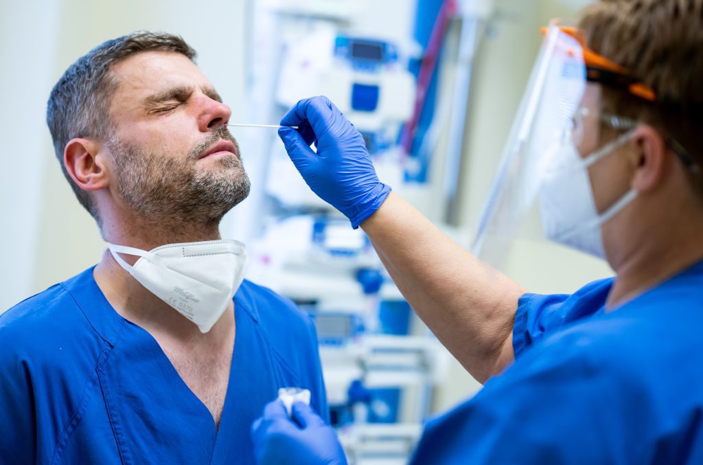 Pese a vacunación han fallecido medio millón por ómicron: OMS