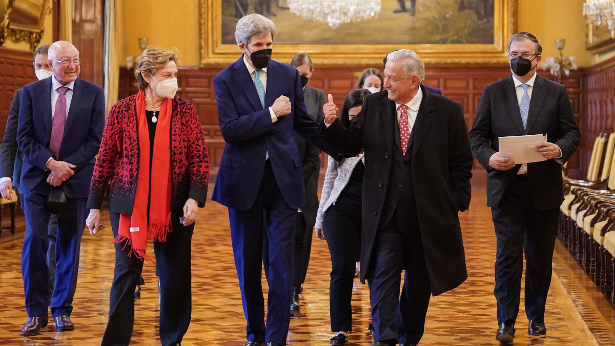 AMLO acuerda con John Kerry crear grupo de trabajo sobre energías limpias