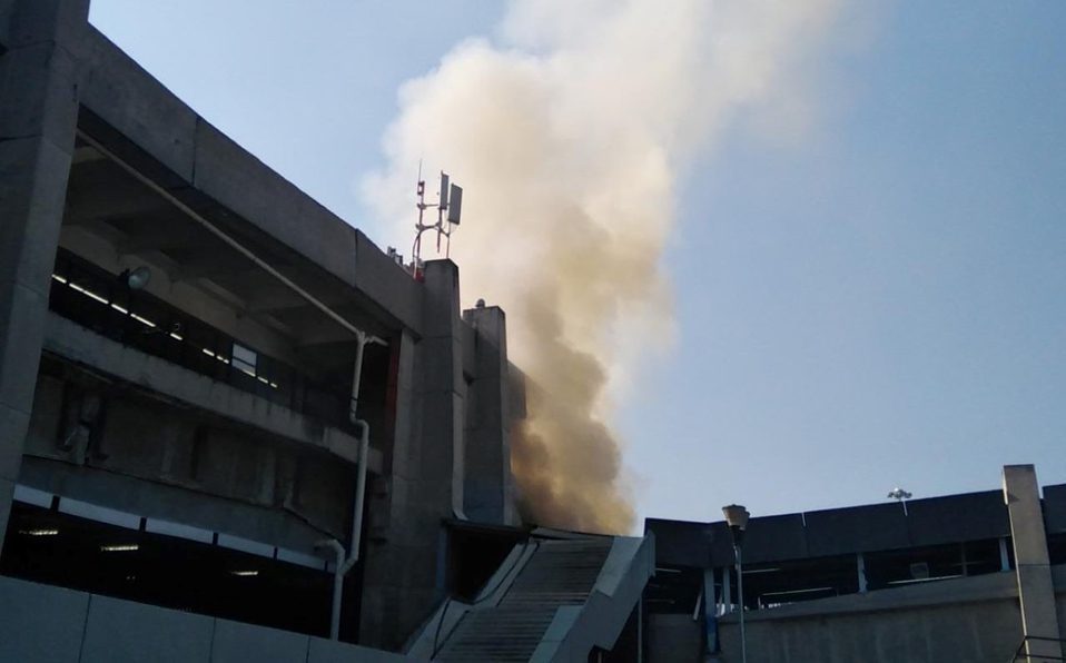 Se incendia bodega de metro Pantitlán, el fuego ya fue sofocado