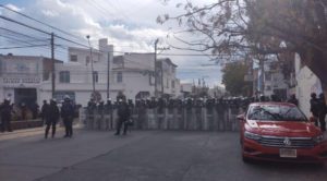 Detienen a 10 normalistas tras enfrentamiento en Michoacán