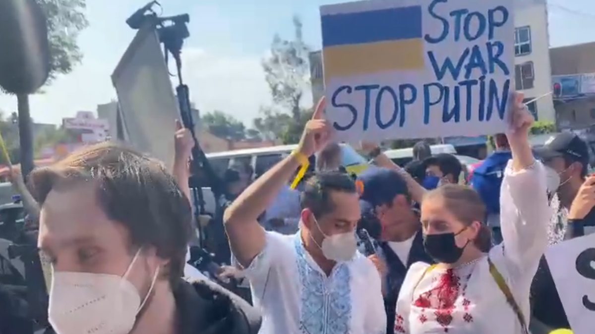Ucranianos protestan frente la Embajada de Rusia en Ciudad de México