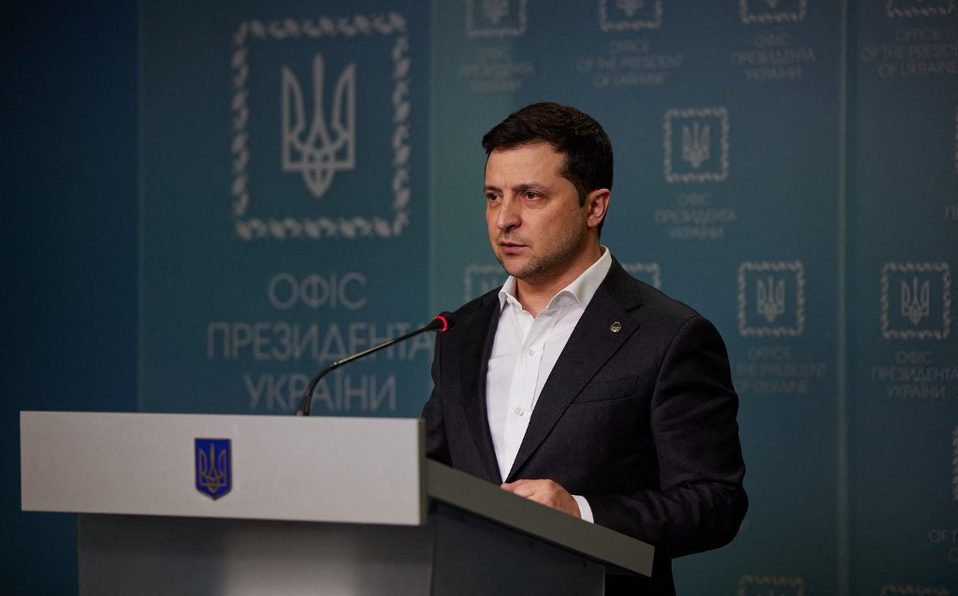 Presidente de Ucrania lamenta que dejaron a su país solo ante invasión rusa