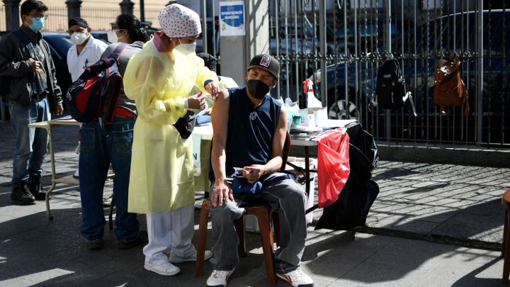 España rebasa las 100 mil muertes por COVID-19
