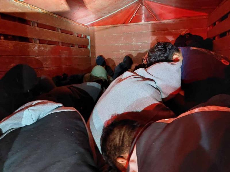 30 migrantes hacinados en una camioneta