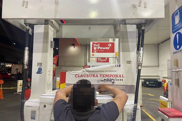 CRE y Profeco clausuran gasolineras Shell; una vendía Premium hasta en 30 pesos