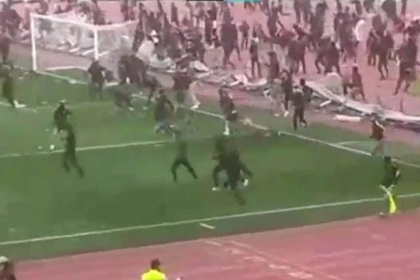 160 detenidos y decenas de heridos tras pelea campal en partido de futbol en Marruecos