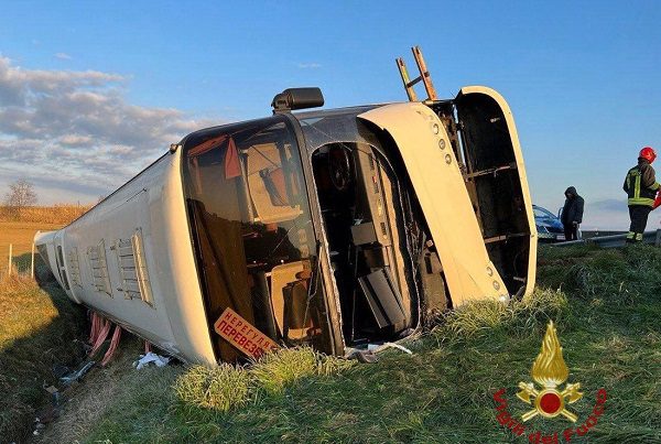 Un muerto tras volcadura de autobús lleno de refugiados ucranianos en Italia
