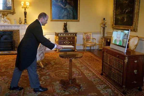 La reina Isabel II retoma sus actividades tras contagio de covid-19