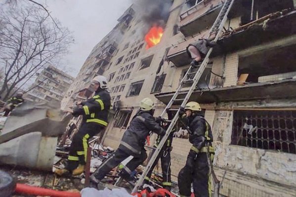 Muertos y heridos tras bombardeos rusos en Kiev