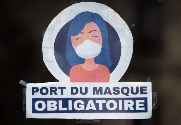 Francia elimina el cubrebocas obligatorio y el pasaporte sanitario