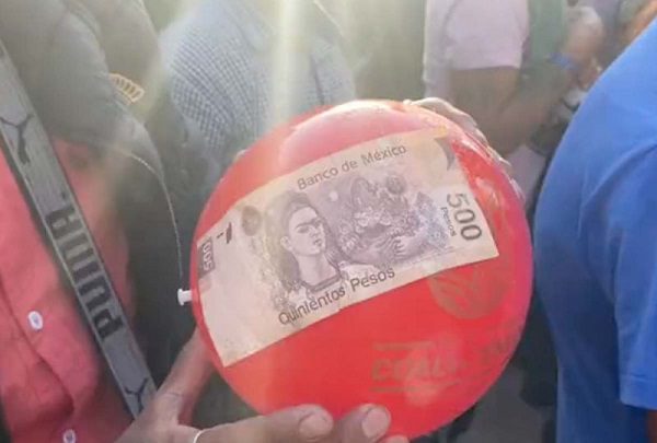 Sandra Cuevas lanza pelotas con billetes de 500 pesos desde balcón #VIDEOS