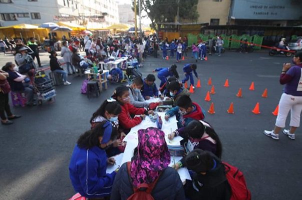 Con clases en la calle, padres de familia y alumnos de primaria bloquean Circunvalación