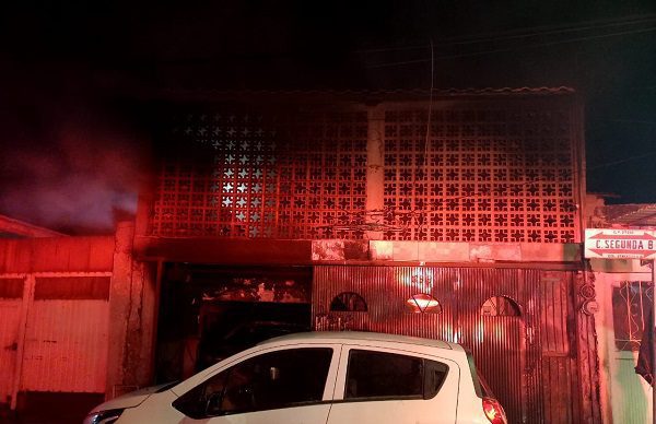 Bomberos de Torreón rescatan a familia y a 6 perritos de incendio