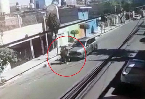 Conductor deja plantados a jóvenes atropellados en Iztacalco