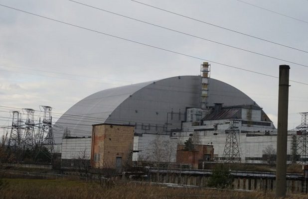 Ciudadanos y empleados de central nuclear en Ucrania impiden el avance ruso