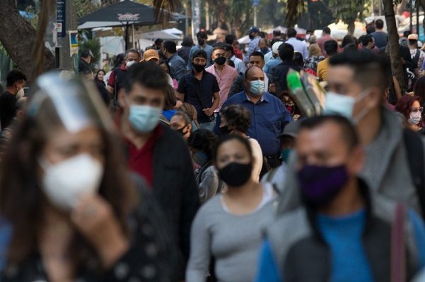 OMS reporta que contagios y decesos por covid-19 registran baja en todo el mundo