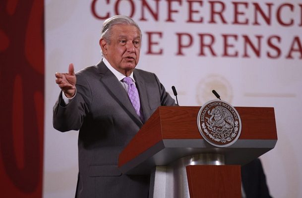 AMLO sostiene que su autoridad moral ha evitado que opositores lo hagan "papilla"
