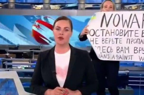 Desaparece periodista rusa que protesto en vivo por TV contra invasión a Ucrania