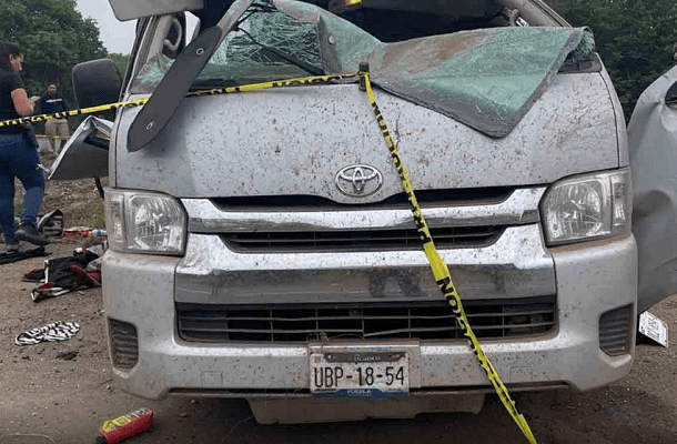 Tres migrantes mueren tras volcadura de camioneta en Veracruz