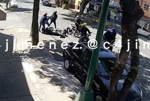 Caen sujetos por robar 5 mil euros a hombre tras salir del AICM #VIDEO