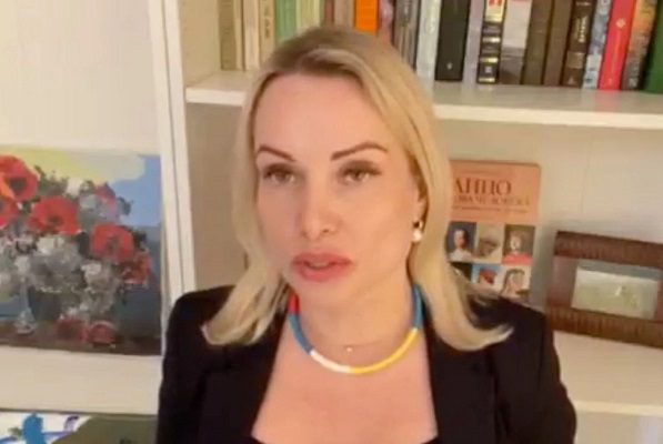 Multan a periodista que protestó contra la invasión en Ucrania en TV rusa