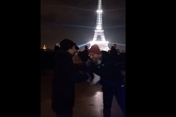 Tenor acapulqueño canta por la paz junto a pianista ucraniano en Parí #VIDEO