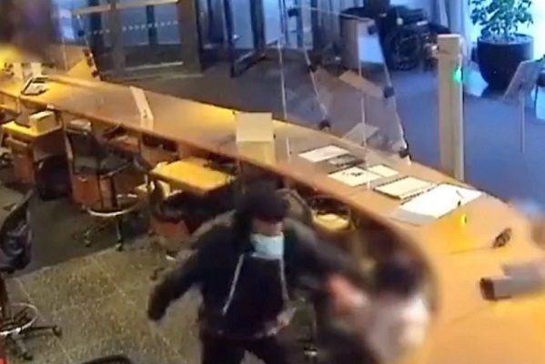 Arrestan a hombre por apuñalar a dos empleados del MoMA de Nueva York #VIDEO