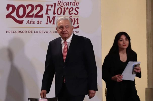 AMLO anuncia reunión con Ken Salazar para abordar el tema migratorio