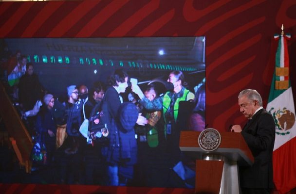 Aterrizó el segundo avión con mexicanos repatriados desde Ucrania