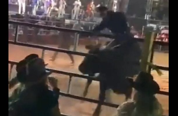 Toro embiste a asistentes de jaripeo y deja 15 heridos, en Morelia #VIDEOS