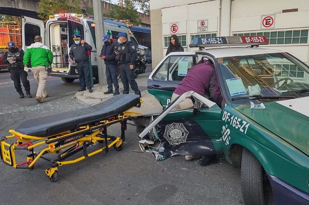 Camioneta choca contra patrulla en la Venustiano Carranza; policía queda prensado