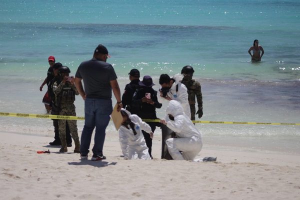 Turistas hallan posibles restos humanos en Playa Gaviotas, Cancún #VIDEO