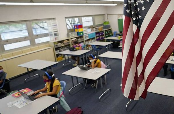 Alumnos blancos de escuela en EU fingen subastar a compañeros afroamericanos