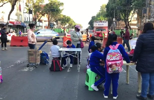 Por tercer día, niños de primaria vuelven a tomar clases en calle cerca del centro de CDMX