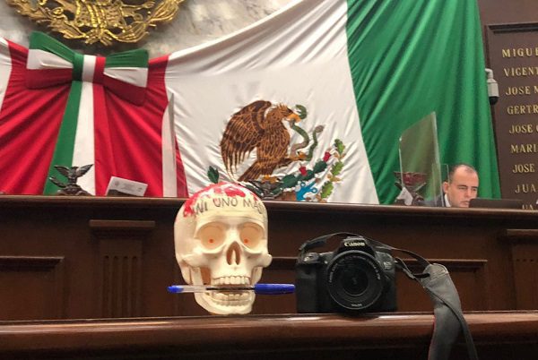 Periodistas toman tribuna el Congreso de Michoacán tras asesinato de compañero