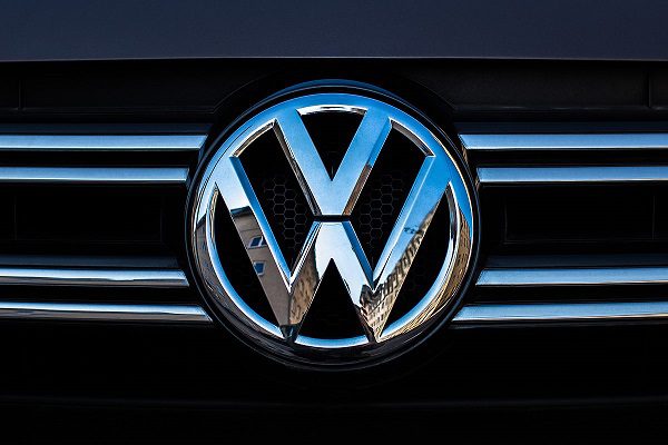Volkswagen anuncia detención de producción y exportación en Rusia