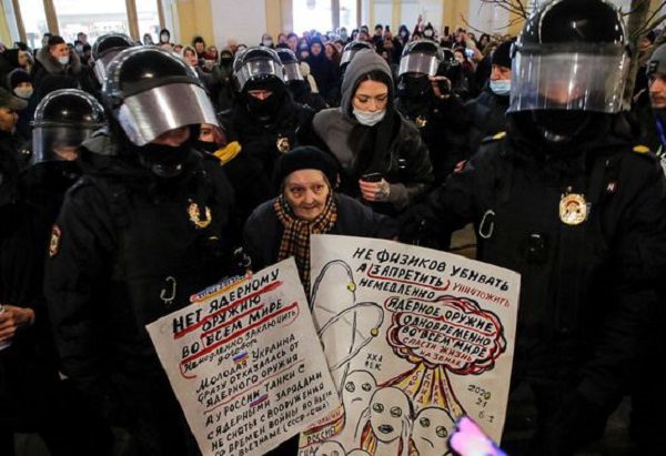 Indigna detención de superviviente de II Guerra Mundial durante manifestación en Rusia #VIDEO