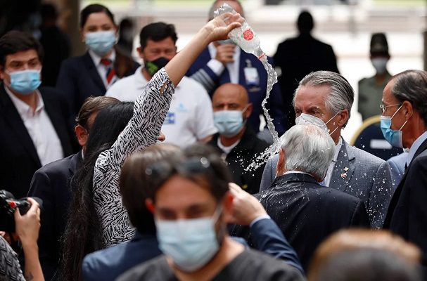 Mujer vacía botella agua sobre Sebastián Piñera, presidente de Chile #VIDEO